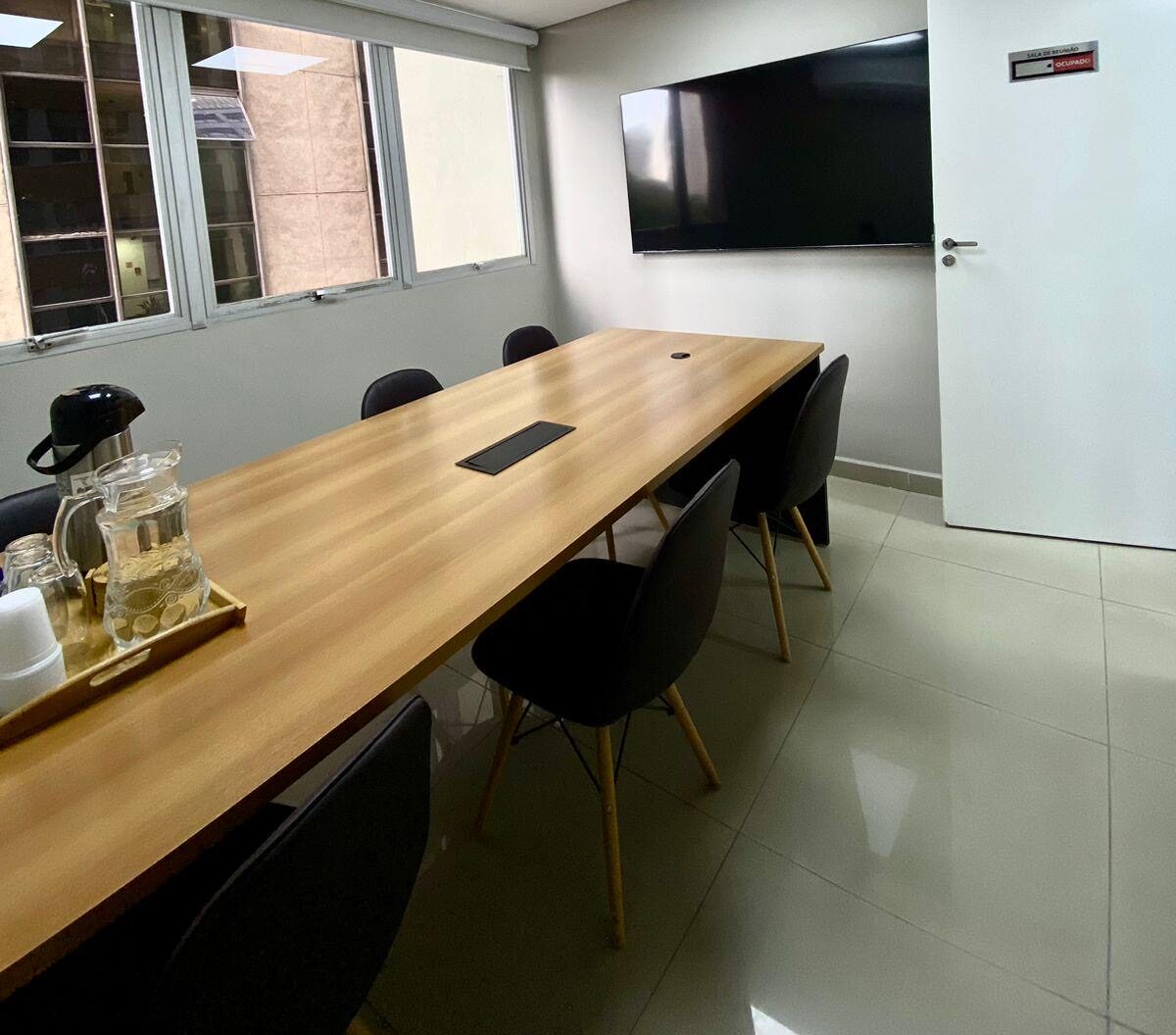 Sala de reunião para atendimento jurídico presencial e online
